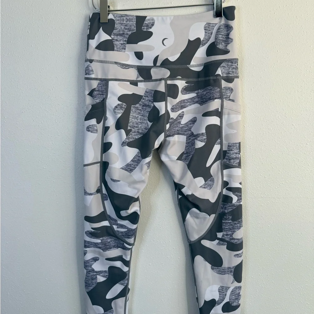 Zyia Active Camo High Rise Leggings 6-8 Athletic Workout - Picture 4 of 9